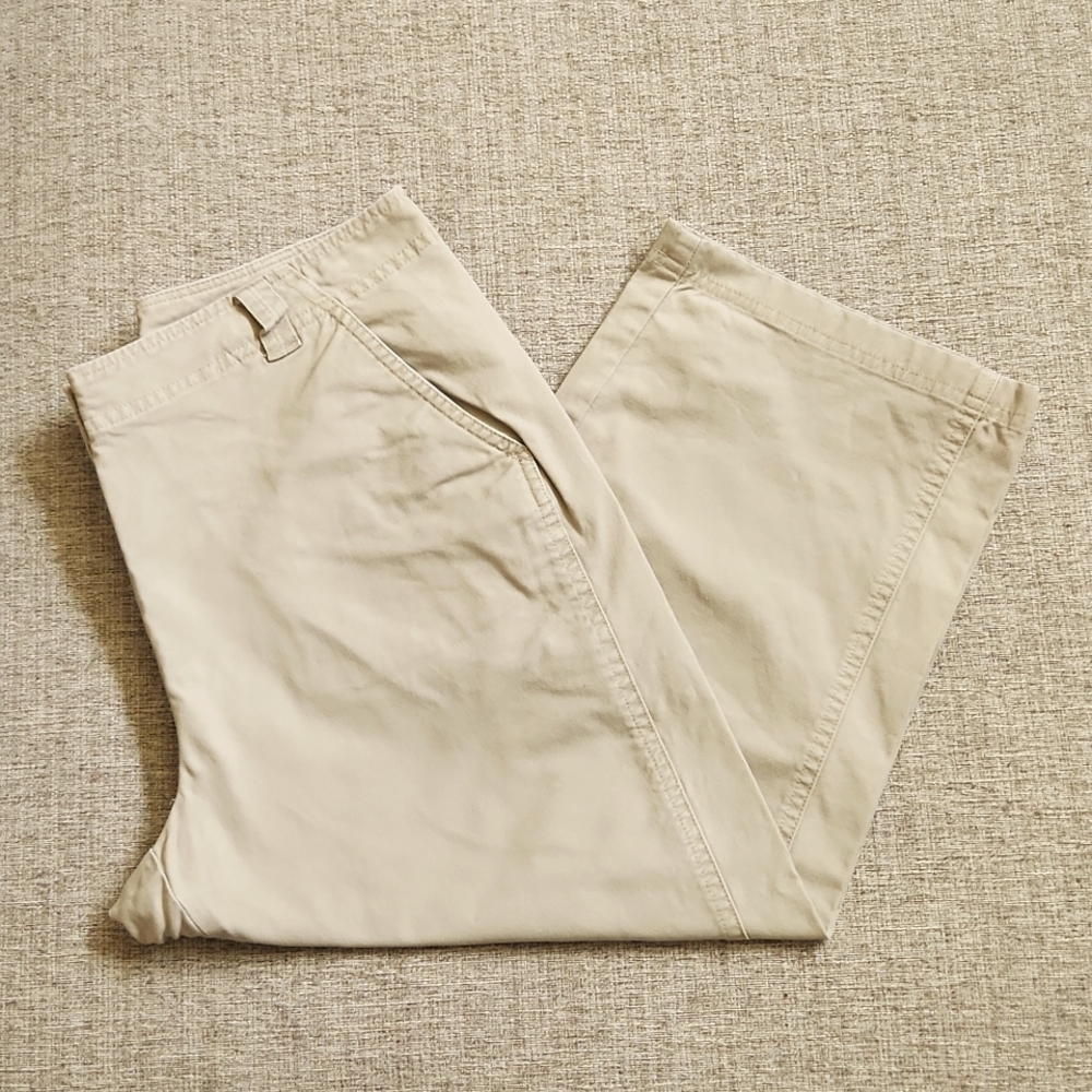 LL BEAN size 14 P active cropped cargo pants.